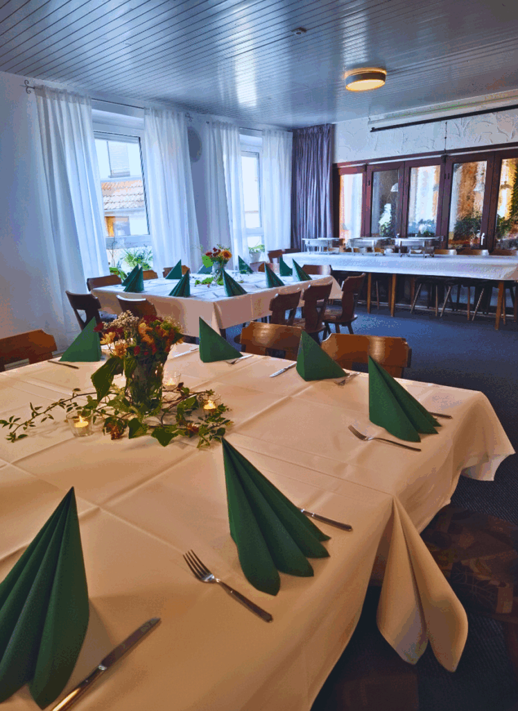 Feste und Events_gedeckter Tisch mit Dekoration